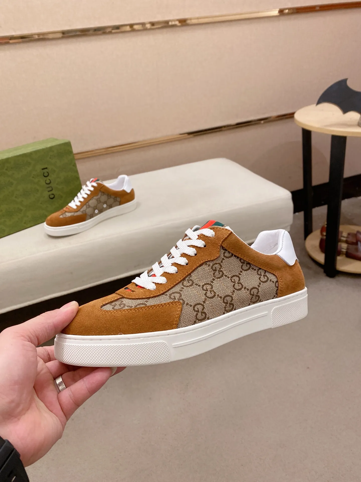 Factory price: 440💰 (GUCCI) The latest model from the official website 🎁🎁Casual and fashionable men's shoes👟, hot style 💥The version is simple and elegant, exclusive for trendy men. Unique official website latest brand elements 👑Gucci original decoration, fashionable and generous, the fabric is original cowhide ✅sheepskin lining, the official website specifies wear-resistant casual outsole, the classic model is taken in kind at the counter🎬38-44 (45 is not returned or exchanged)